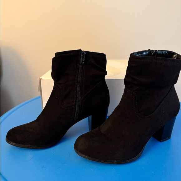 Macy’s style and Co. black scrunched suede booties sz 6 medium - Picture 3 of 7